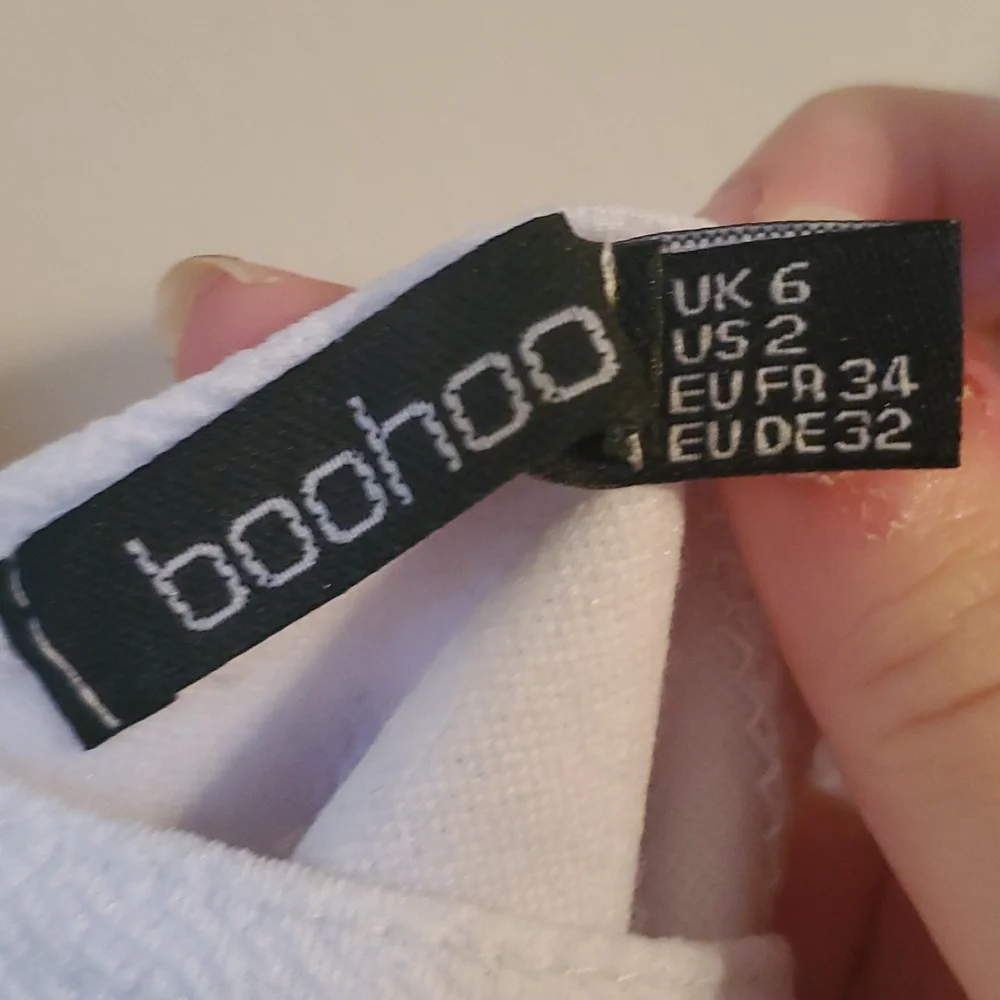 Boohoo brand white crop top with straps - Picture 2 of 4